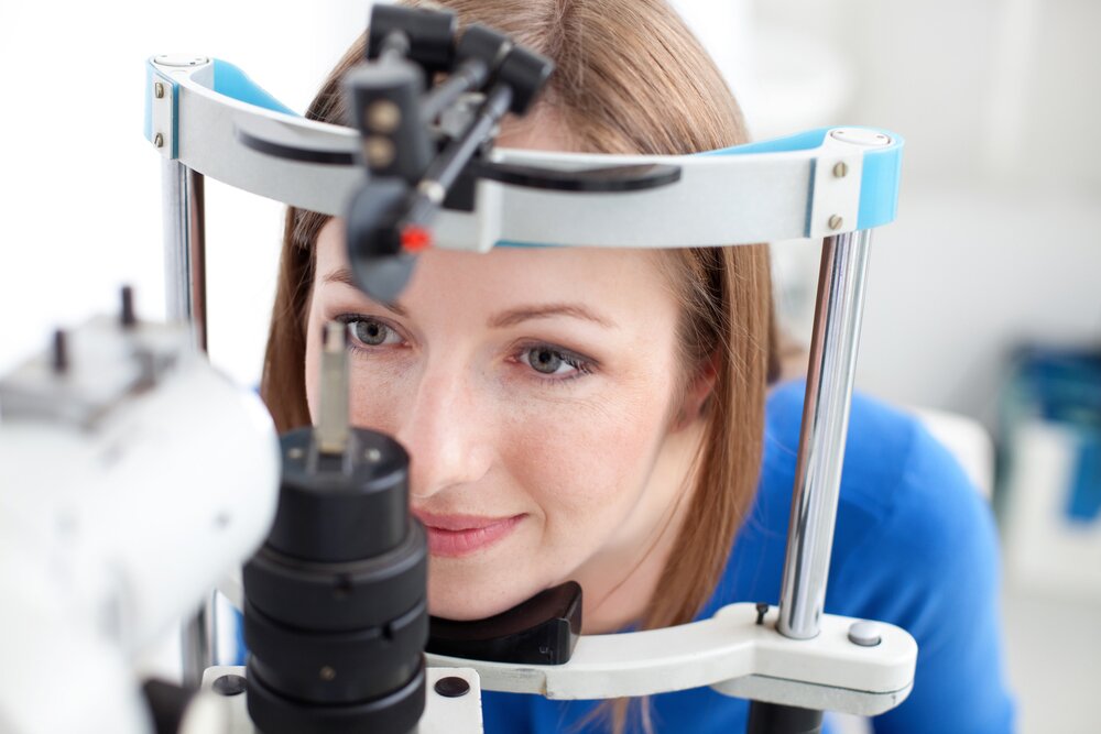 3b.jpg patient getting eye exam