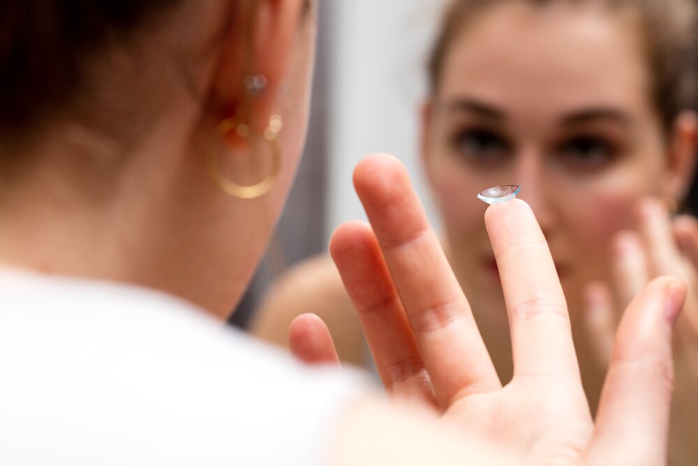 5h.jpg woman applying contact lens